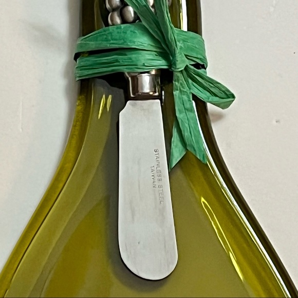 Pike Place Pinot Flattened Wine Bottle Cheese Serving Tray with Spreader Knife - Picture 8 of 10